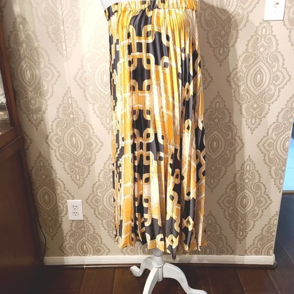 H & M  pleated skirt size L satin - Picture 2 of 5